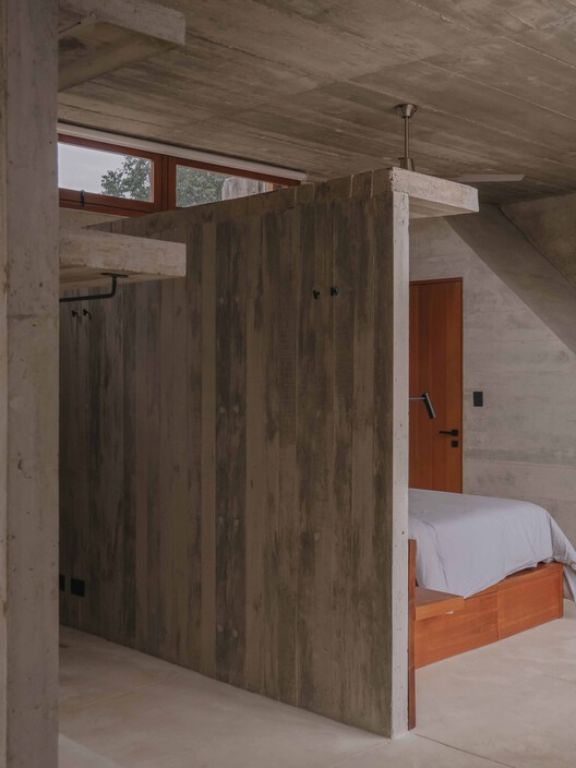 Soskil House / Ludwig Godefroy Architect - Interior Photography, спальня, дерево, луч, бетон