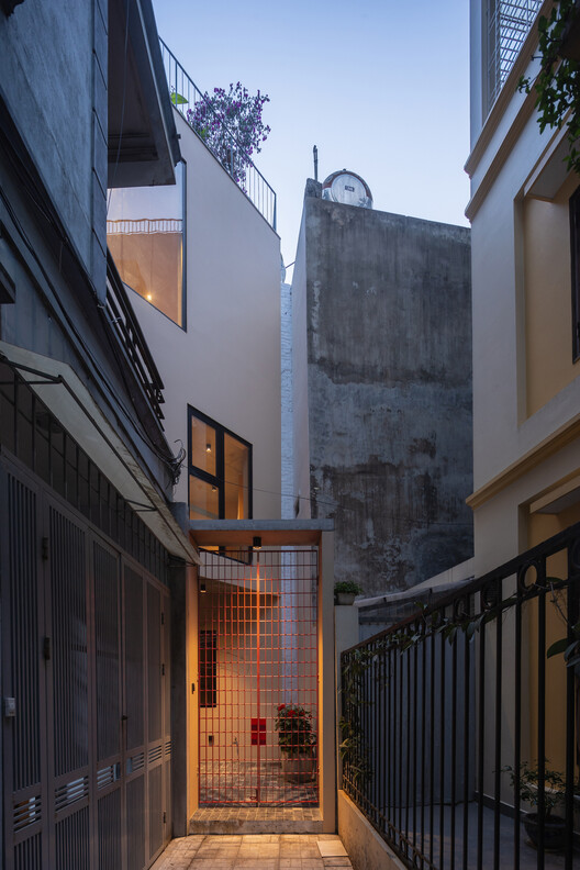 Linh Nam House / Toob Studio - Экстерьерная фотография, лестница, балкон, дверь, бетон, поручка