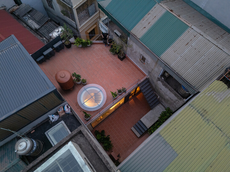 Linh Nam House / Toob Studio - Интерьерная фотография, двор, балкон