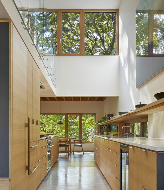 Дом в High Park / Ian Macdonald Architect Inc. - Интерьерная фотография, кухня, дерево, столешница, стул