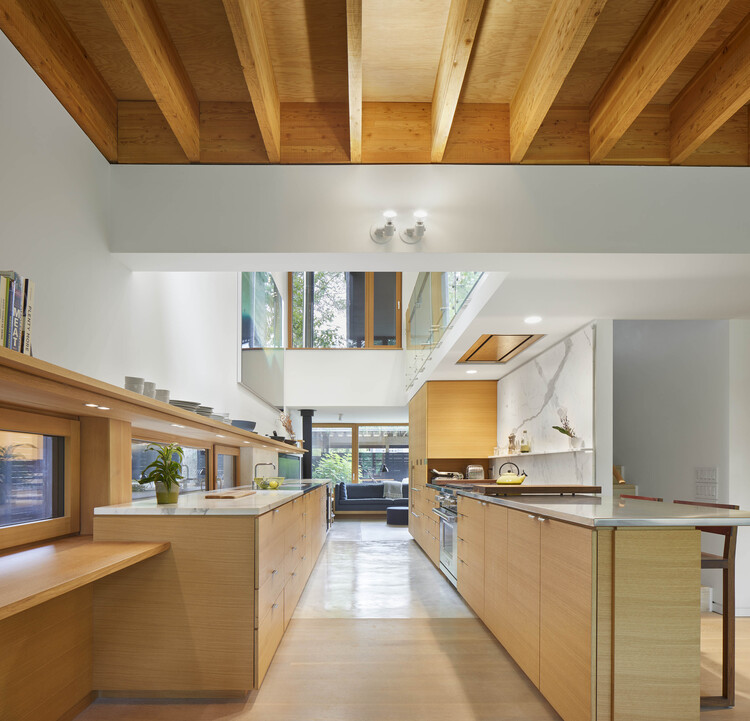 Дом в High Park / Ian Macdonald Architect Inc. - Интерьерная фотография, кухня, дерево
