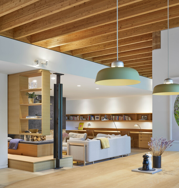 Дом в High Park / Ian Macdonald Architect Inc. - Интерьерная фотография, дерево, освещение, стул, стол, стекло