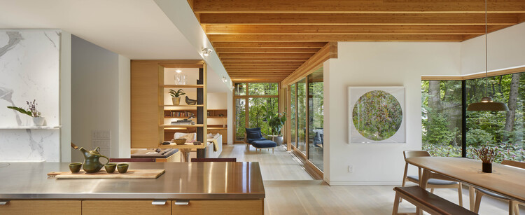 Дом в High Park / Ian Macdonald Architect Inc. - Интерьерная фотография, дерево, освещение, столешница, стол, стул, кухня