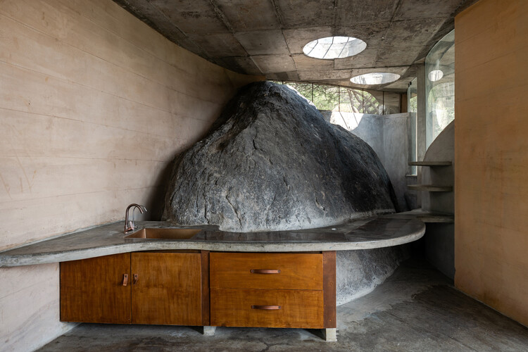Winterfell House / Prithvi Architects - Интерьерная фотография, бетон, раковина