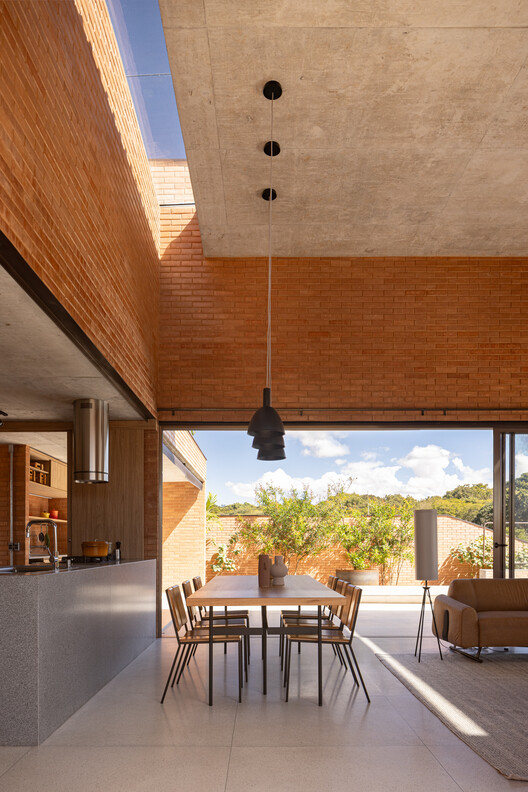 Grecov House / Arqbr Arquitetura e Urbunismo - Интерьерная фотография, столовая, дерево, кирпич, луч