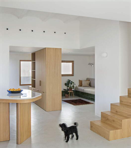 Ca na Baldu I En Diego / Atzur Arquitectura - Интерьерная фотография, дерево, освещение, дверь, стул