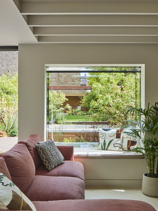 Russet House / Mulroy Architects - Интерьерная фотография, гостиная, лес, диван