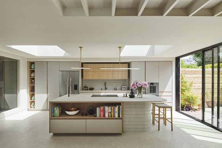 Russet House / Mulroy Architects - Интерьерная фотография, кухня, столешница, стул