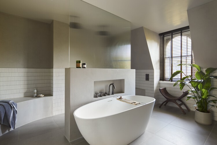 Russet House / Mulroy Architects - Интерьерная фотография, ванная комната, ванна, освещение, раковина