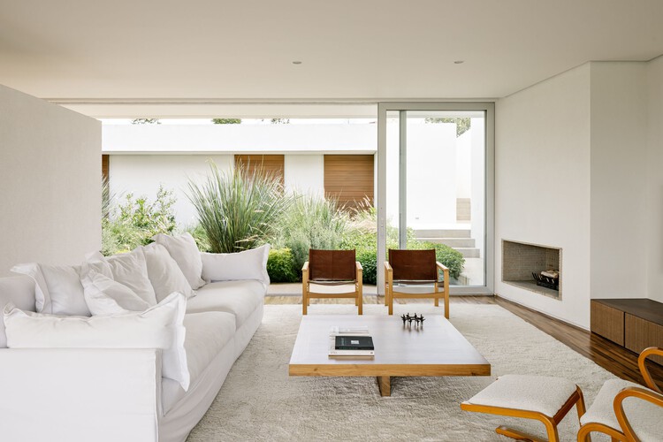 House of Courtyards / Felipe Hess Arquitetos - Интерьерная фотография, гостиная, дерево, диван