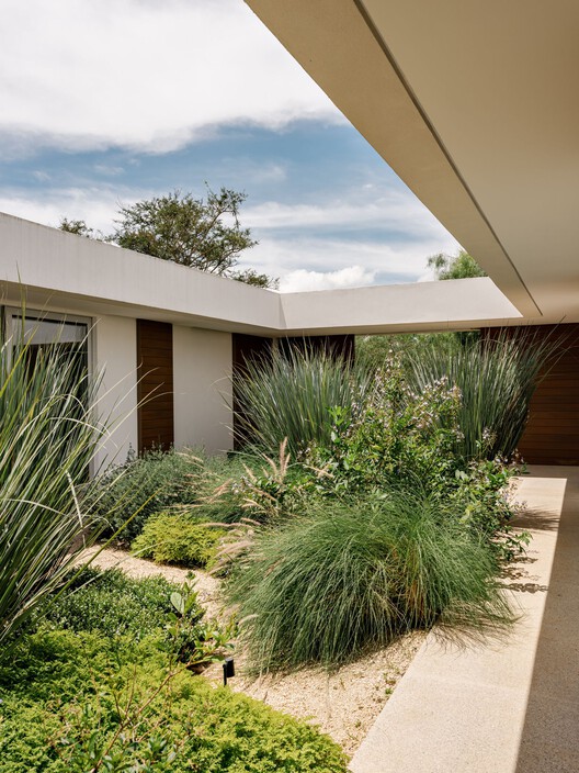Дом дворов / Felipe Hess Arquitetos - изображение 5 из 24