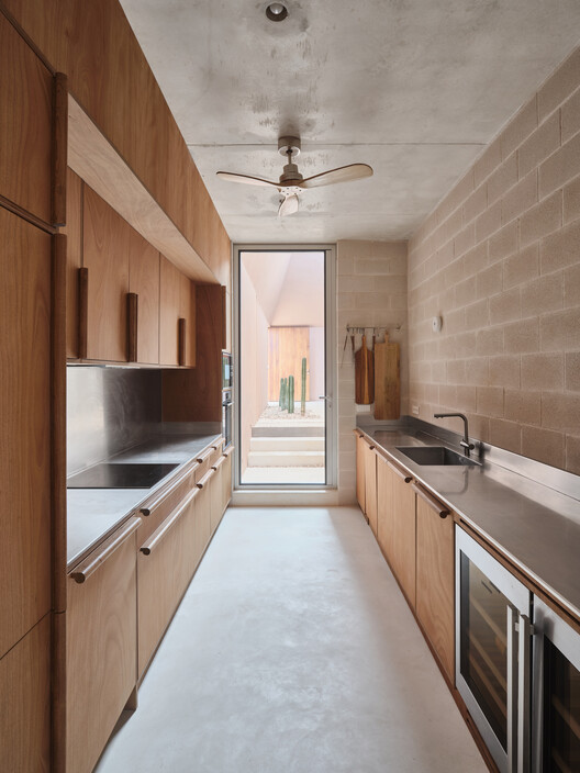 Zenith House / Nomo Studio - Интерьерная фотография, кухня, дерево, столешница, бетон, раковина