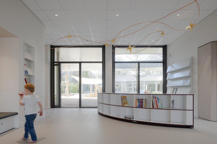 Начальная школа Lux / Eva Architecten - Интерьерная фотография, спальня, стеллажи, освещение, стекло
