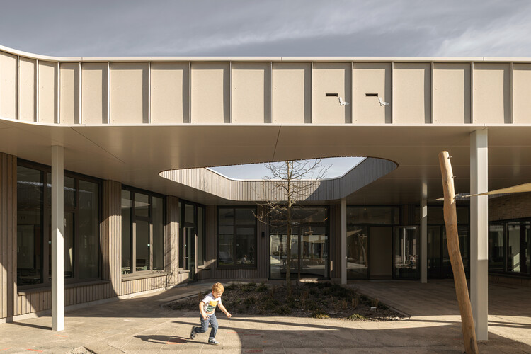 Начальная школа Lux / Eva Architecten - внешняя фотография, бетон, двор