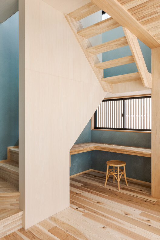 K2 House / Coil Kazuteru Matumura Architects - Интерьерная фотография, дерево, лестница, поручка
