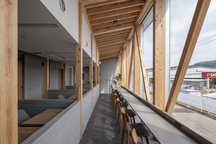 Кафе с большим деревом в центре города / Kazuto Nishi Architects + Toitdesign - изображение 2 из 26