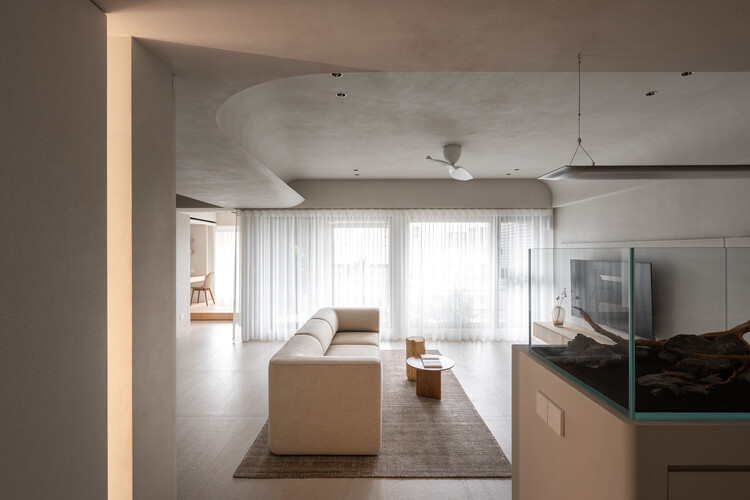 Mlow Rhythm Apartment / KC Design Studio - Интерьерная фотография, кухня, дерево, освещение, кресло