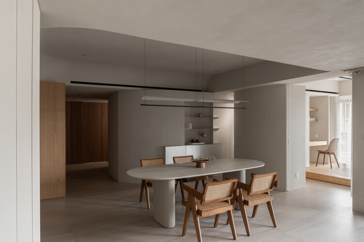 Mlow Rhythm Apartment / KC Design Studio - Интерьерная фотография, дерево, стол, стул