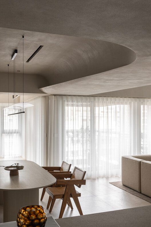 Mlow Rhythm Apartment / KC Design Studio - Интерьерная фотография, дерево, стул