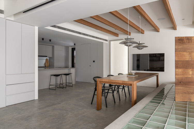 Квартира MOON / KC Design Studio - Интерьерная фотография, дерево, стол, освещение, стул, кухня