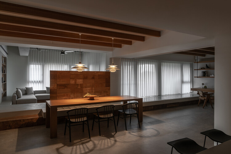 Квартира MOON / KC Design Studio - Интерьерная фотография, столовая, дерево, стол, освещение, стул