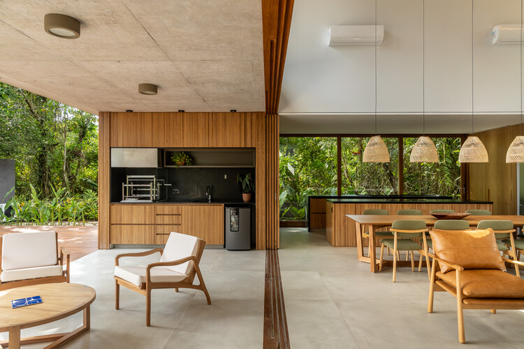 PCW Residence / Pitta Arquitetura - Интерьерная фотография, кухня, дерево, стул