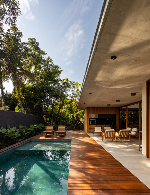 PCW Residence / Pitta Arquitetura - Интерьерная фотография, гостиная, дерево, стул, патио