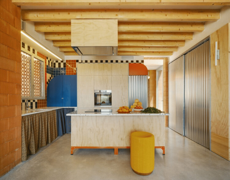 Mym House / Pastor Y González Arquitectos - Интерьерная фотография, кухня, древесина, столешница, стул, луч