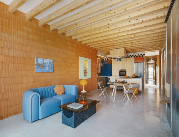 Mym House / Pastor Y González Arquitectos - Интерьерная фотография, гостиная, дерево, стул, луч