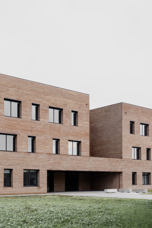 Лисо Монтале Школа / Colucci & Partners - Exterior Photography, Brick
