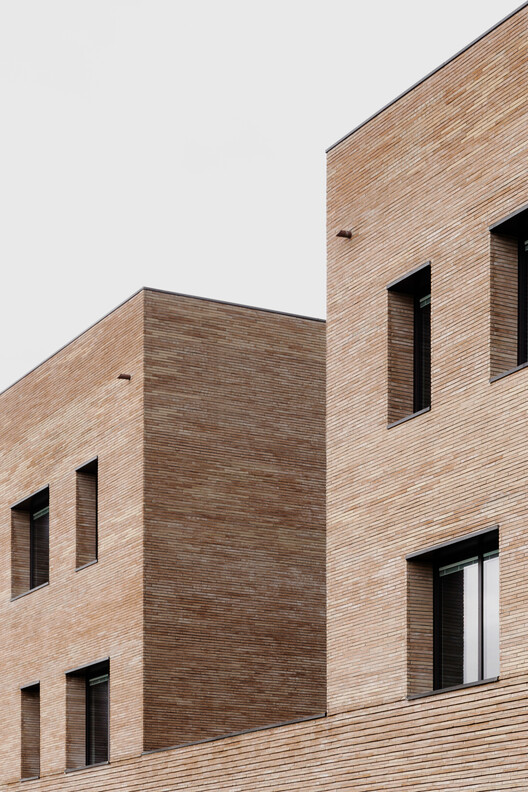 Лисо Монтале Школа / Colucci & Partners - Exterior Photography, Brick