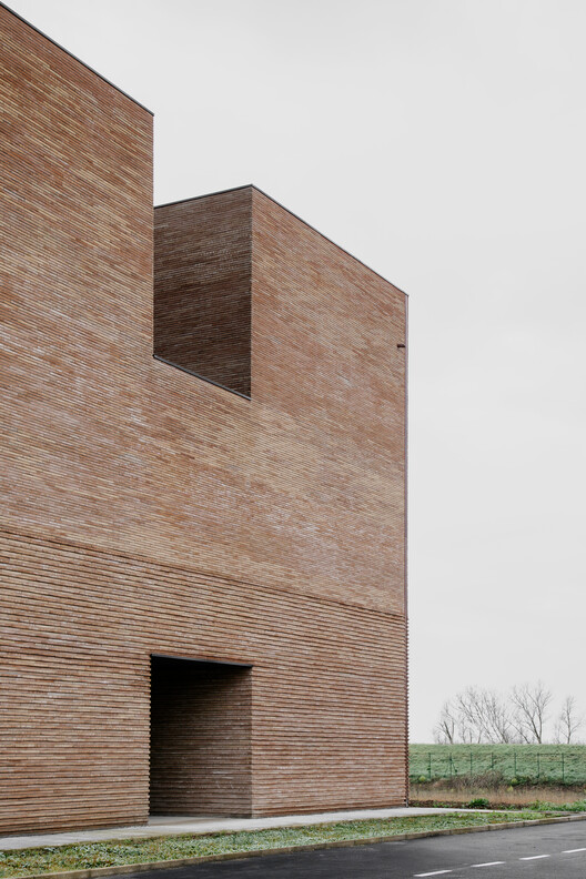 Лисо Монтале Школа / Colucci & Partners - Exterior Photography, Brick
