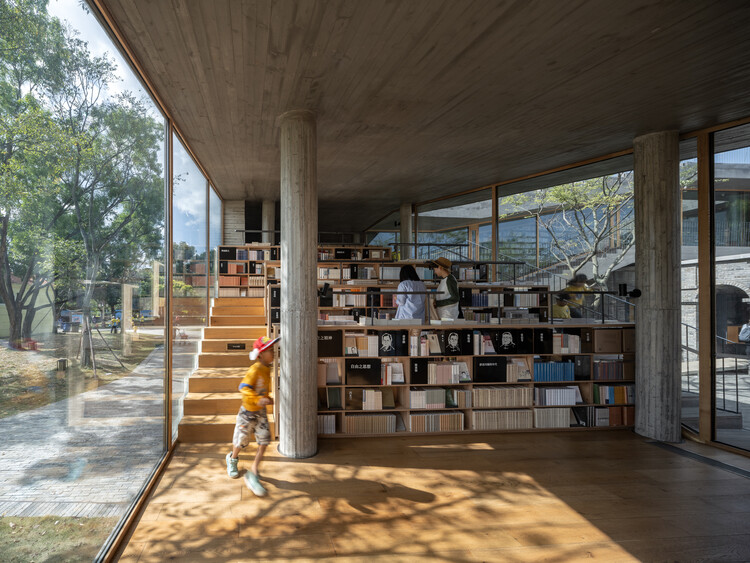 Книжный магазин Mengzi Nsau of Librairie Avant -Garde / Zao / Standardarchitecture - Интерьерная фотография, древесина