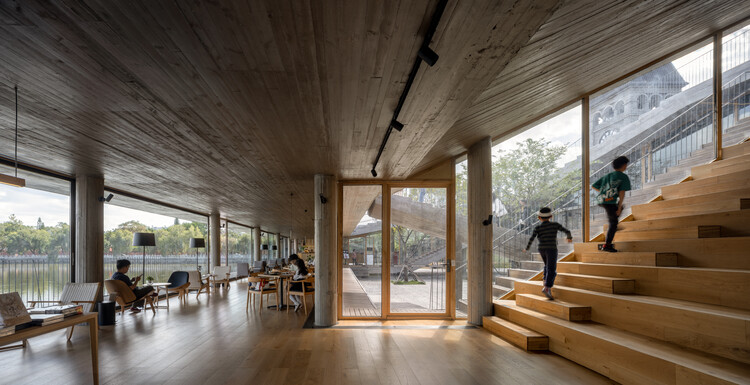 Книжный магазин Mengzi Nsau of Librairie Avant -Garde / Zao / Standardarchitecture - Интерьерная фотография, лестница, дерево, палуба
