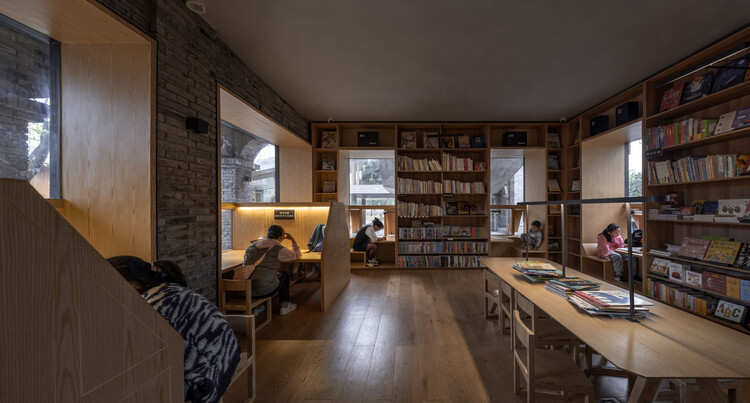 Книжный магазин Mengzi Nsau of Librairie Avant -Garde / Zao / Standardarchitecture - Интерьерная фотография, кухня, стеллажи, дерево, освещение, стол, стул
