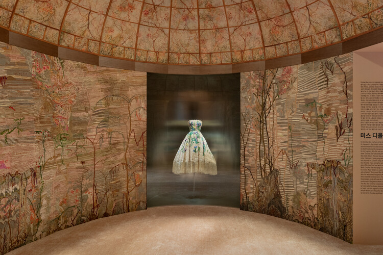 «Christian Dior: Designer of Dreams» открывается в Сеуле с дизайном выставки от OMA - изображение 10 из 24