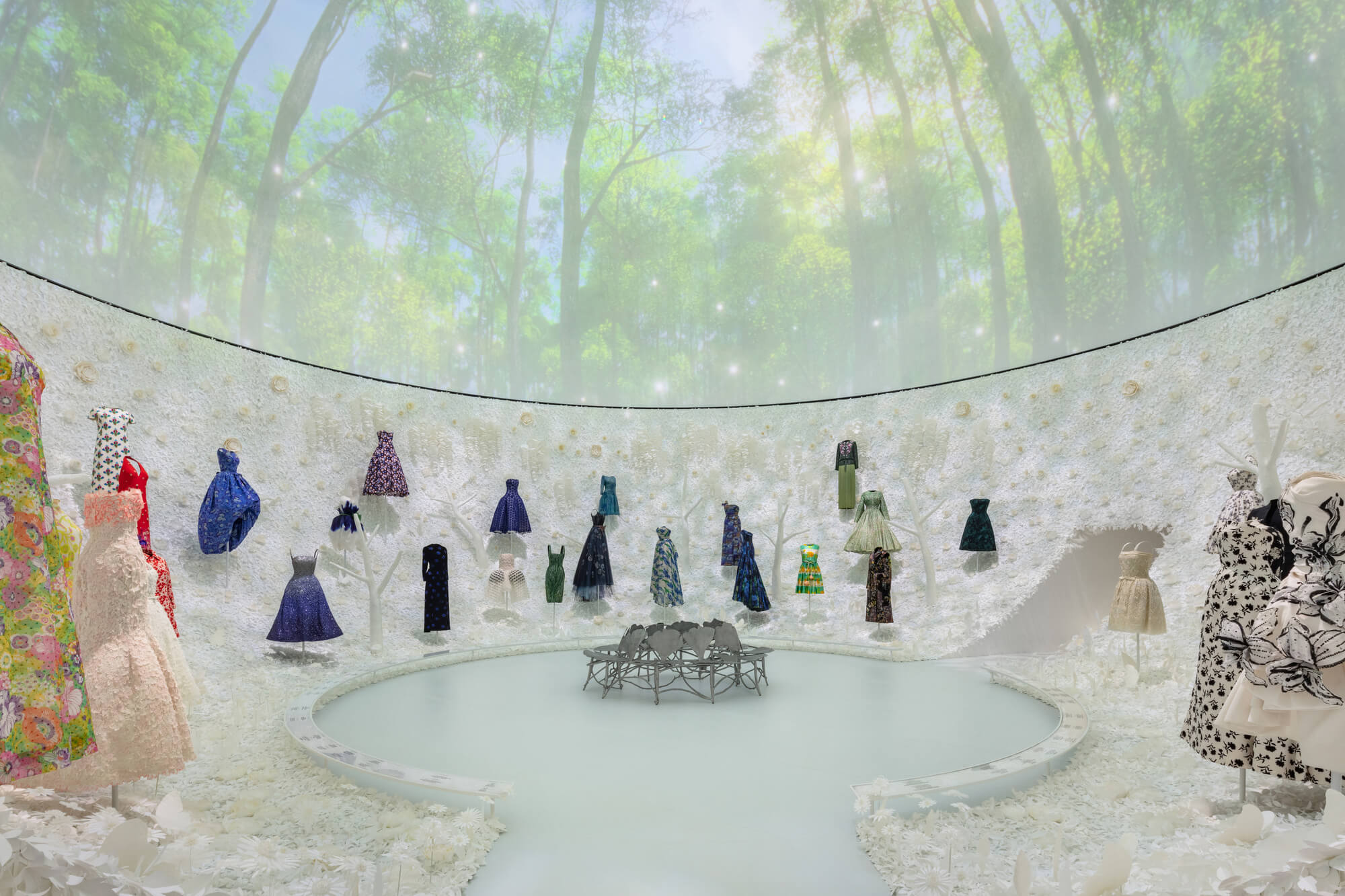 «Christian Dior: Designer of Dreams» открывается в Сеуле с дизайном выставки OMA