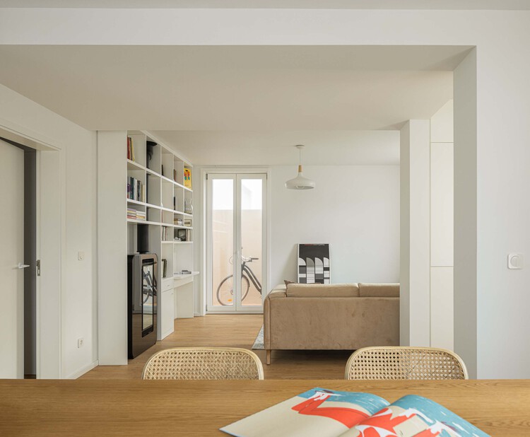 Клара Хаус / M2.Senos Arquitectos - Интерьерная фотография, спальня, дерево, стол, дверь, стул