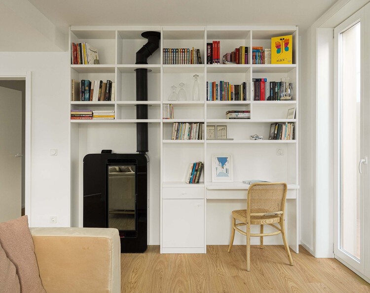 Клара Хаус / M2.Senos Arquitectos - Интерьерная фотография, шкаф, стеллажи, дерево, освещение, стол, стул