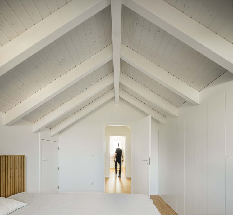 Клара Хаус / M2.Senos Arquitectos - Интерьерная фотография, дерево, спальня, луч