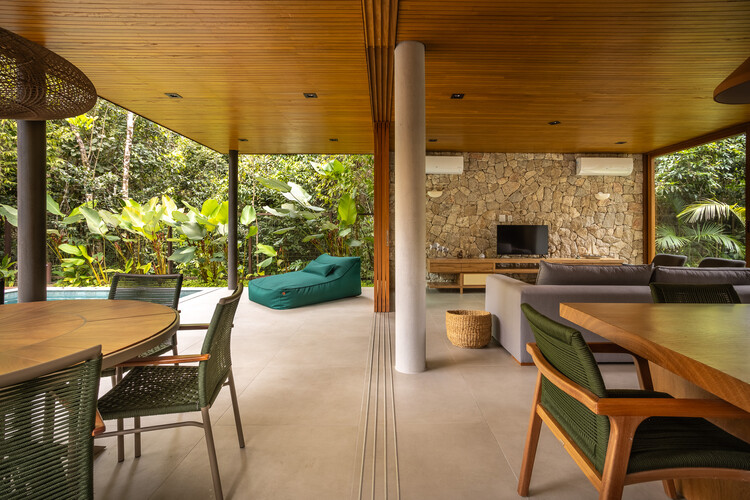 Резиденция ISA / Pitta Arquitetura - Интерьерная фотография, дерево, стул, патио