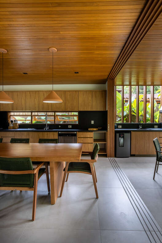 Резиденция ISA / Pitta Arquitetura - Интерьерная фотография, кухня, дерево, стул, столешница