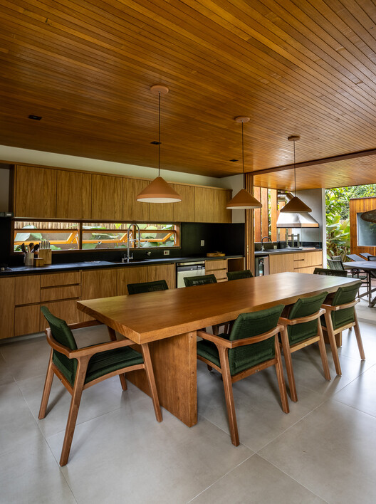 Резиденция ISA / Pitta Arquitetura - Интерьерная фотография, кухня, дерево, стол, стул, столешница