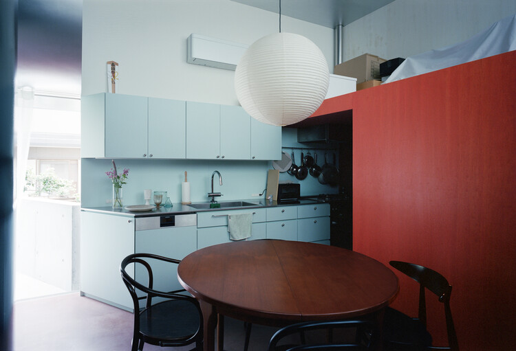 House of After Image / Ultra Studio - Интерьерная фотография, кухня, освещение, стул, стол, стекло, столешница