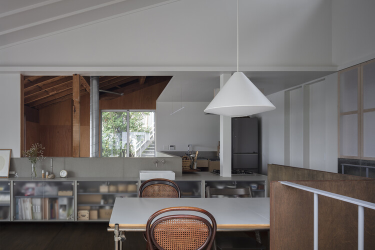 Дом K / T / Tombow Architects - Интерьерная фотография, кухня, дерево, стекло, стул