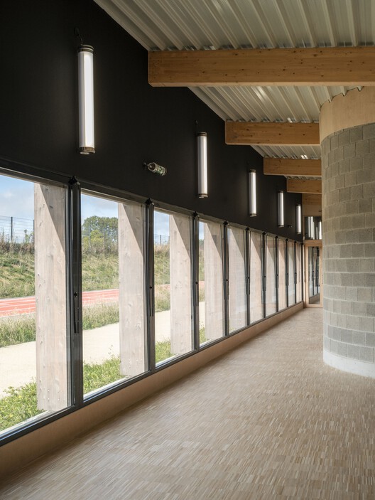 Гимназа Мари Мавингт Au Plessis -Bouchard / Ateliers OS Architectes - Внутренняя фотография, колонка, бетон, луч