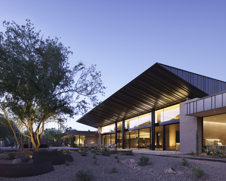 Desert Fairway Residence / Kendle Design Collaborative - Экстерьерная фотография, двор