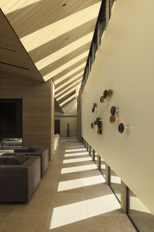Резиденция Desert Fairway / Kendle Design Colloborative - Интерьерная фотография, гостиная, дерево, освещение, стул, луч