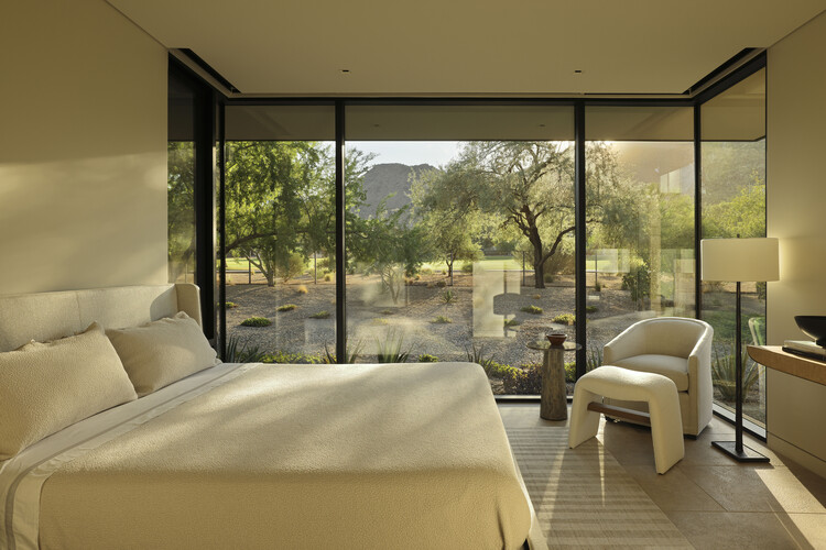 Резиденция Desert Fairway / Kendle Design Colloborative - Интерьерная фотография, спальня, кровать, стул