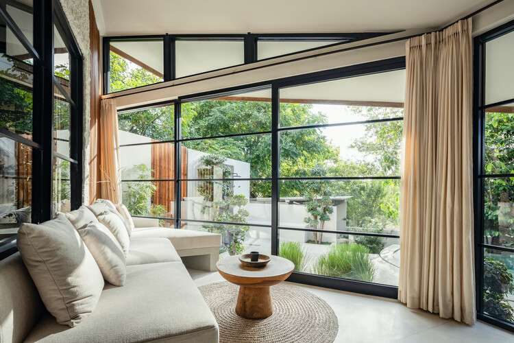 Mama Minka House / Atelier Generations Vasudeva Design - Интерьерная фотография, гостиная, дерево, освещение, стул, стекло